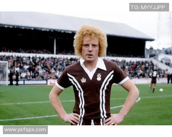 足球明星佩戴头套的独特风采与时尚魅力展现